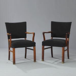 Dansk Snedkermester Et par armstole med stel af mahogni, Sæde samt ryg betrukket med sømbeslået mørkegrå stof. 2