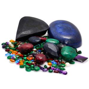 Samling af uindfattede facet- og cabochonslebne smykkesten bestående af lapis lazuli, safirer, rubiner, topaser, citriner, smaragder, ametyster og opal. 100