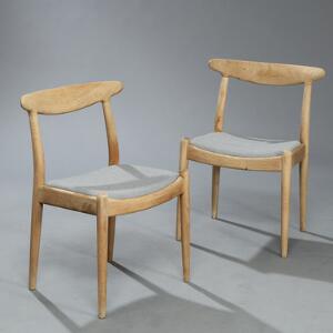 Hans J. Wegner W1. Et par stole  af lyst egetræ, Sæde nyligt ombetrukket med grå uld fra Kvadrat. Udført C.M. Madsen, Haarby. 2