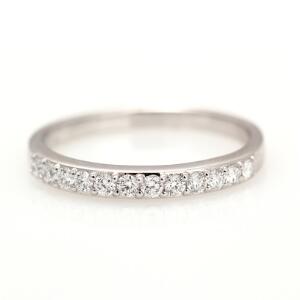 Diamantring af 14 kt. hvidguld prydet med talrige brillantslebne diamanter. Str. 55.