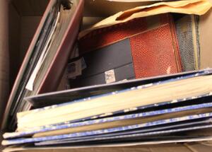 Rodekasse. Med diverse plancher, album, breve m.m.