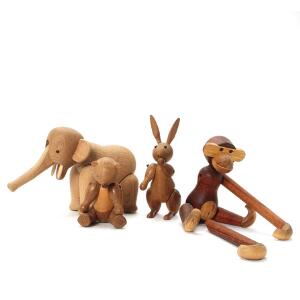 Kay Bojesen Legetøjsfigurer af teak og eg. Bestående af elefant, abe, kanin samt bjørn. 4
