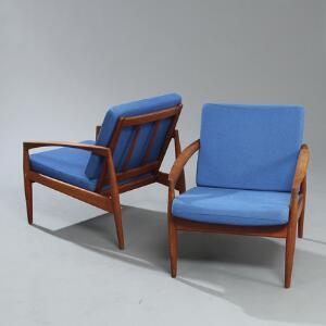 Kai Christiansen Et par lænestole med stel af teak. Løse hynder i sæde og ryg betrukket med blå uld. Model 161. Udført hos Magnus Olesen. 2