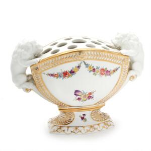 Saksisk Blomst bouquetiere af porcelæn. Mærket med indpresset Y i cirkelThorndahl. Den Kongelige Porcelainsfabrik 19. årh. H. 17,5 cm.