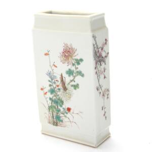 Rektangulær vase af porcelæn, dekoreret i emaljefarver med krysantemer og græshoppe. Mærket Qianlong, antagelig Guangxu. H. 21 cm.