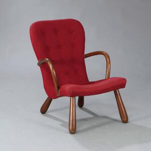 Ubekendt møbeldesign Lænestol svungne armlæn samt kølleben af bejdset bøg. Dybthæftet sæde samt ryg betrukket med bordeaux-rødt uld.