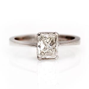 Diamant solitairering af platin prydet med radiant-cut diamant på ca. 1.25 ct. Str. 54. Bond Street, London, ca. 2009.