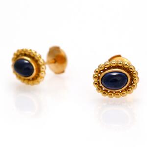 Georg Jensen Et par safirørestikker af 18 kt. guld hver prydet med oval cabochonslebet safir. L. ca. 1 cm. Georg Jensen efter 1945. 2