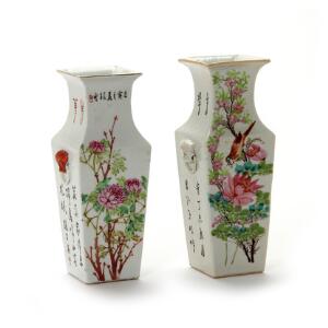 Et par små firesidede famille rose vaser af porcelæn, dekorerede i farver med krysantemer og kinesisk tekst. Kina, Guangxu. 1874-1908. H. 23. 2