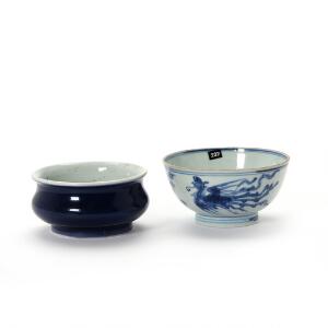 Lille røgelseskar af porcelæn udvendig med mørkeblå glasur samt skål. Kangxi 1662-1723. Diam. 11,5-13 cm. 2