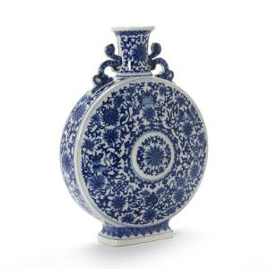 Kinesisk Moonflask af porcelæn. Mærket Qianlong, 20. årh. H. 32,5 cm.
