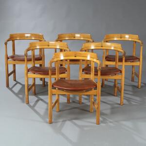Hans J. Wegner Sæt på seks armstole med stel af eg, kopstykke med samling af wenge. Sæde betrukket med brun farvet skind. 6