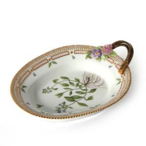 Flora Danica assiet af porcelæn, dekoreret i farver og guld med blomster. 3540. Royal Copenhagen. L. 22 cm.