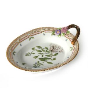 Flora Danica assiet af porcelæn, dekoreret i farver og guld med blomster. 3540. Royal Copenhagen. L. 22 cm.