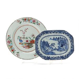 Rundt kinesisk Qianlong fad af porcelæn, dekoreret i emaljefarver og et rektangulært fad i underglasur blå. Qianlong 1736-95. Diam. 36. L. 33 cm. 2