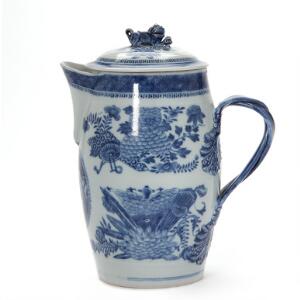 Ostindisk kande af porcelæn, dekoreret i underglasur blå. Jiaqing 1796-1820. H. 28 cm.