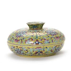 Kinesisk Food container af porcelæn, dekoreret med blomster og bladslyng og buddhistiske symboler på gul grund. Tongzhi 1862-1875. Diam. 21 cm.