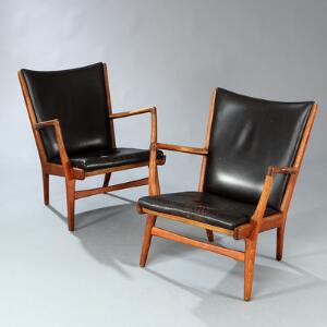 Hans J. Wegner AP 16. Et par lænestole af egetræ, løse hynder og ryg med kraftig patineret sort skind. 2