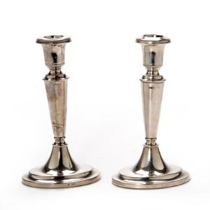 A. Dragsted Et par lysestager af sterling sølv, koniske stammer på ovale fodstykker. Udfyldte. H. 18 cm. 2