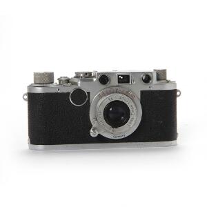 Leica kamera , Ernst Leitz Wetzlar nr. 573235 i tilhørende etui af læder.