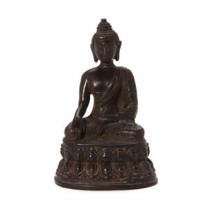 Buddha Shakyamuni af patineret bronze. 18. årh. H. 20,5.