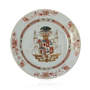 Kinesisk våben fad af ostindisk porcelæn, dekoreret i emaljefarver og guld. Qianlong 1736-1795. Diam. 36 cm.