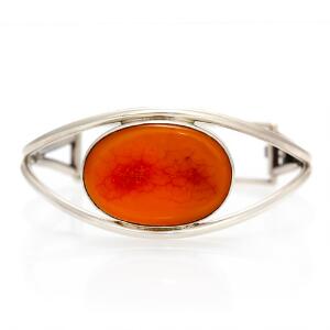 Hjort Ravarmring af sterlingsølv prydet med oval poleret rav. Diam. ca. 6,5 cm. Vægt ca. 33 gr.