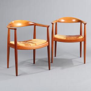Hans J. Wegner The Chair. Et par armstole af mahogni, sæde med patineret naturskind. Udført hos PP Møbler, Allerød. 2