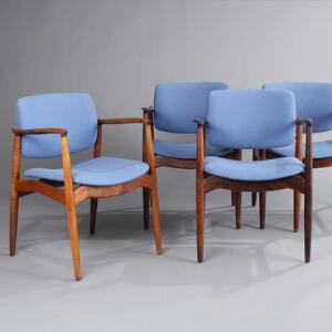 Erik Buck Et sæt på fire armstole af palisander, sæde og ryg med blå uld. Udført hos R. Skovgaard Jensen. 4