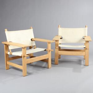 Børge Mogensen Et par lænestole af massiv eg. Sæde og ryg udspændt med naturfarvet kanvas. Model 2231. Udført hos Fredericia Stolefabrik. 2