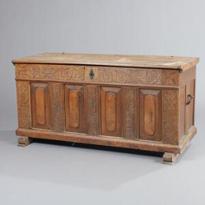 Fladlåget kiste af egetræ, front prydet med udskæringer, navnetræk og årstal 1846. Renaissanceform. H. 68,5. B. 135. D. 60,5.