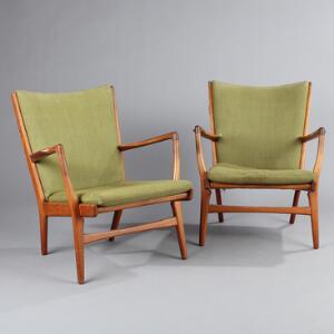 Hans J. Wegner AP 16. Et par lænestole af egetræ, løse hynder og ryg med grønt uld. Udført hos A.P. Stolen. 2