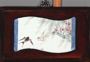 Et par kinesiske plaketter af porcelæn med fugle omkranset af blåmønstret scroll. Daoguang. Billede 19 x 36 cm. 2