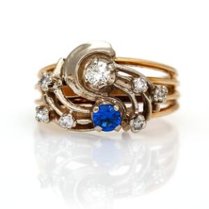 Safir- og diamantring af 8 kt. guld og hvidguld prydet med facetslebet syntetisk safir samt brillantslebne diamanter. Str. 54,5. Ca. 1980.