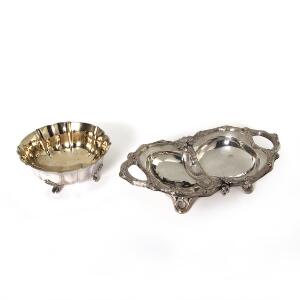 To skåle af sølv, den ene internt forgyldt. Danmark mm. 19.20. årh. Diam. 18,5 cm. L. 35 cm. Vægt 656 gr. 2