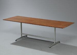 Arne Jacobsen Sofabord opsat på shakerstel af børstet stål. Rektangulær top af teak. Udført hos Fritz Hansen. H. 47. L. 152. B. 55.