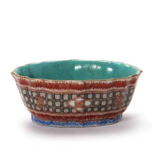 Kinesisk skål af porcelæn udvendig med design og skrifttegn, indvendig med turkis glasur. Mærket Tongzhi 1862-1873. L. 13. B. 10 cm
