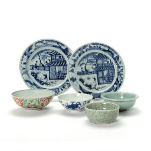 Fire kinesiske skåle samt to tallerkener af porcelæn dekorerede i farver og underglasur blå. 19.-20. årh. 6