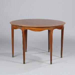 Dansk møbeldesign Cirkulært sofabord af nøddetræ, seks ben med messingsko. Ca. 1950. H. 59. Diam. 89.