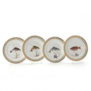 Fauna Danica fire tallerkener af porcelæn, dekorerede i farver og guld med fisk. 3549. Royal Copenhagen. Diam. 25 cm. 4