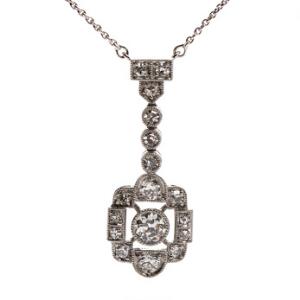 Art déco diamanthalskæde af 18 kt. hvidguld, prydet med brillant- og enkeltslebne diamanter. Vedhæng 2,5. Kæde L. 42. Ca. 1930-40.