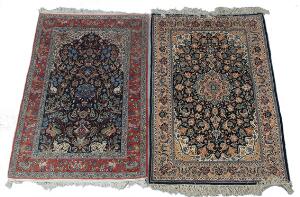 To Isfahan tæpper, Persien. Medaljon på blå bund. 164 x 108. Samt Nichedesign på blå bund. 165 x 110. Begge knyttet på silkekæde. Begge 1960-1980.2