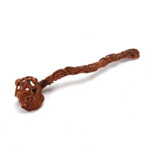 Ruyi scepter af udskåret buksbom. Kina 20. årh. L. 37 cm.