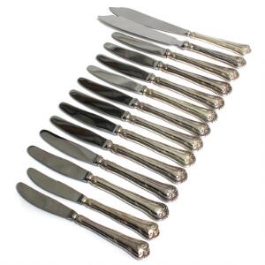 Herregaard. 10 middagsknive, to frokostknive og to lagkagekniv med skafter af sølv. L. 20,5, 22,5 og 26,5. 14