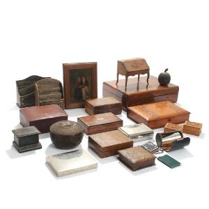 En samling større og mindre æsker, brevholdere, billedramme, miniaturemøbel m.m. af præget skind, sølvplet og træ. 20. årh. 21