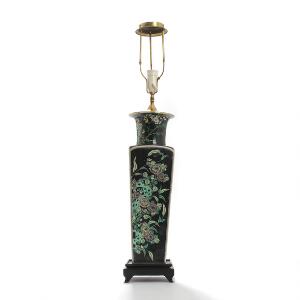 Firsidet kinesisk famille noir bordlampe af porcelæn, dekoreret med blomster og fugle. Mærket. 19. årh. H. ekskl. montering 49.