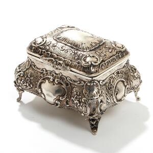 Tysk skrin af sølv, rigt drevet med rocailler, blomster og bladværk, indvendigt forgyldt. Mester Adolph Mayer. Rococoform. 20. årh. H. 7.