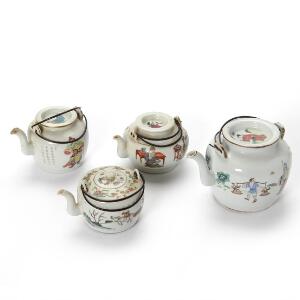 Større Daoguang og tre mindre tepotter af porcelæn, dekorerede i farver med figurer. Kina, 19. årh. H. 9-11 cm. 4