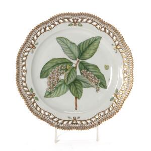 Flora Danica tallerken af porcelæn, gennembrudt og dekoreret med guld og i farver. Royal Copenhagen 203574. Diam. 28 cm.