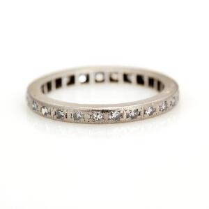 Diamant alliancering af 14 kt. hvidguld prydet med talrige enkeltslebne diamanter. Str. 51.